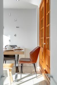 uma sala de jantar com uma mesa de madeira e uma cadeira em London & Forest em Loughton