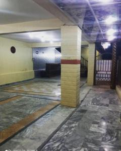 una habitación con columnas en el medio de un edificio en Al Sadiq Guest House, en Murree