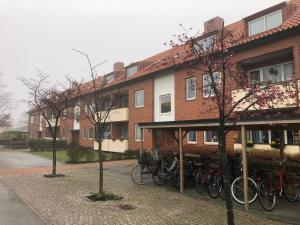un grupo de bicicletas estacionadas fuera de un edificio en Nära till allt i Ystad en Ystad