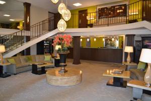 un vestíbulo con sofás y una escalera en un hotel en Dayspring Extended Stay en Greensboro