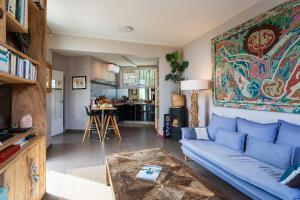 ein Wohnzimmer mit einem blauen Sofa und einem Tisch in der Unterkunft VILLA MARGUERITE VI4406 By Riviera Holiday Homes in Villefranche-sur-Mer