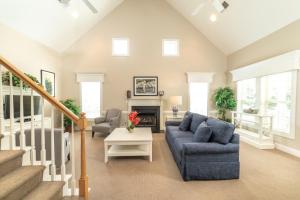 un soggiorno con un divano blu e un camino di King's Creek Resort by Spinnaker a Williamsburg