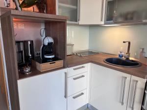 Kuchyňa alebo kuchynka v ubytovaní Apartment Mira - Sea view