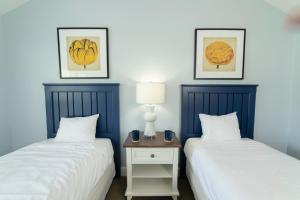 Una cama o camas en una habitación de King's Creek Plantation Resort