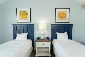due letti in una stanza con pareti blu di King's Creek Resort by Spinnaker a Williamsburg