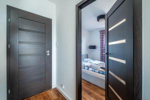 Posteľ alebo postele v izbe v ubytovaní Apartament Kaskada Parking & Balcony by Axel