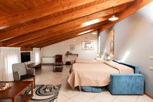 una camera da letto con un letto grande e una sedia di Agriturismo dei Grippi a Sona