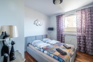 Posteľ alebo postele v izbe v ubytovaní Apartament Kaskada Parking & Balcony by Axel