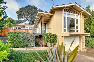 ein Haus mit einem großen Fenster und Büschen in der Unterkunft Mill Valley Home 5 Mi to Golden Gate Bridge! in Mill Valley