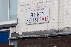 una señal blanca en el lateral de un edificio en Cozy Double Room next to Putney Bridge and High Street en Londres