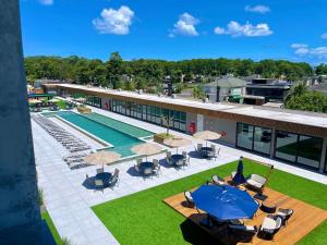 - une vue sur un bâtiment avec piscine dans l'établissement Livin' Resort Home - 505/2, à Xangri-lá