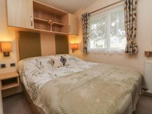 a bedroom with a bed and a window at Ocean View in Ilfracombe