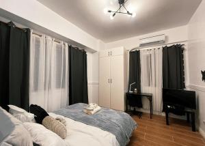 Postel nebo postele na pokoji v ubytování Cozy & Airy Suite near Venice Mall FREE Pool & Gym
