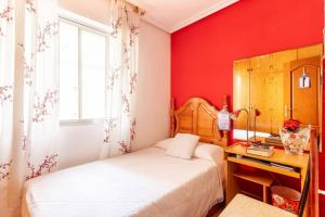 a bedroom with two beds and a desk and a window at Un Lugar Para Descansar En Alicante in Alicante