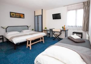 ビスカロッスにあるHotel Atlantideのベッド2台とデスクが備わるホテルルームです。
