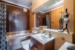 Kúpeľňa v ubytovaní Apartament Kaskada Parking & Balcony by Axel + 37 fotografií