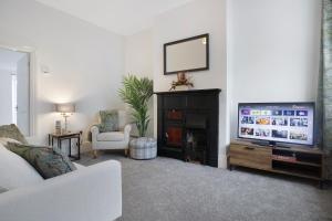 a living room with a couch and a television at Feels like Home in Bishop, with Backyard, Sleeps 3 in Bishop Auckland