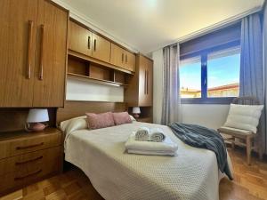 1 dormitorio con 1 cama con 2 toallas en El Puentuco - 31001 en Loredo