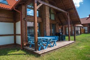 een picknicktafel op het terras van een huis bij Biały Bez Ostoja Bukowo in Borowy Młyn