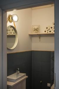 een badkamer met een wastafel en een spiegel bij Biały Bez Ostoja Bukowo in Borowy Młyn