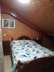 1 dormitorio con 1 cama en el ático en gîte Maria, en Laruns