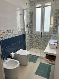 een badkamer met een bad, een wastafel en een douche bij Orchidea in Modena +10 foto's