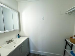 Gallery image of Pvt Room, St Marys, Fenway, Longwood, Green Line in Longwood Station +5 photos