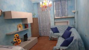 a living room with a couch and a chair at Casa vacanza Leonida in Carrara