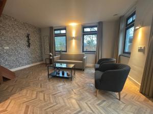 - un salon avec un canapé et une table dans l'établissement Hof Molenerve - gastenkamers en vakantiewoning, à Domburg