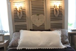 A bed or beds in a room at Le Presbytère de Sévigny