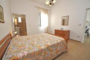 um quarto com uma cama, uma cómoda e uma janela em Villetta Assunta em Capilungo