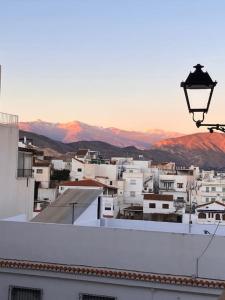 ein Blick auf eine Stadt vom Dach eines Gebäudes in der Unterkunft Fint litet hus i hjärtat av gamla stan och nära hav in Salobreña