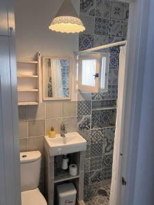 ein kleines Badezimmer mit Waschbecken und Toilette in der Unterkunft Fint litet hus i hjärtat av gamla stan och nära hav in Salobreña