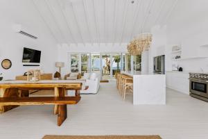 cocina y sala de estar con mesa y sillas en Long Bay Beach Resort en Tortola Island