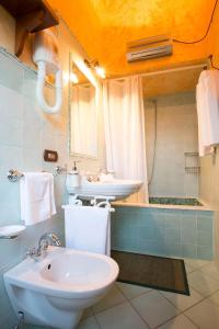 皮內托的住宿－Agriturismo Col Morino，一间带水槽、卫生间和镜子的浴室