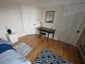 1 dormitorio con escritorio y 1 cama y 1 dormitorio con 1 cama sidx sidx sidx en STUNNING 4 BEDROOM FLAT IN REGENT'S PARK - ABBEY Rd en Londres
