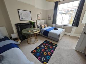 a bedroom with a bed and a couch and a table at STUNNING 4 BEDROOM FLAT IN REGENT'S PARK - ABBEY Rd in London