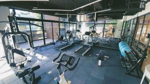 un gimnasio con muchas cintas de correr y máquinas en Luxury Penthouse Guatemala zona 10, en Guatemala
