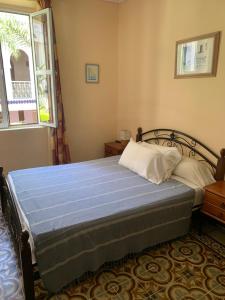 1 dormitorio con 1 cama con sábanas azules y ventana en Dar Omar Khayam en Tánger