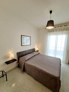 um quarto com uma cama grande e 2 candeeiros em SicilyRooms em Vittoria