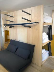 a room with a couch and some folded towels at Apartamento con terraza in San Vicente de la Barquera