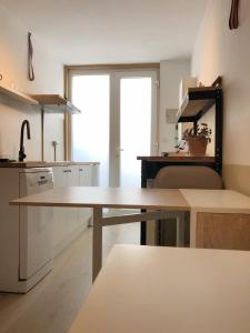 cocina con mesa en el centro de una habitación en Apartamento con terraza, en San Vicente de la Barquera
