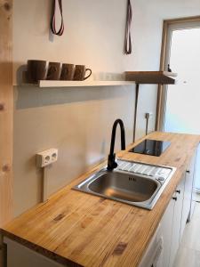 cocina con fregadero y encimera de madera en Apartamento con terraza, en San Vicente de la Barquera