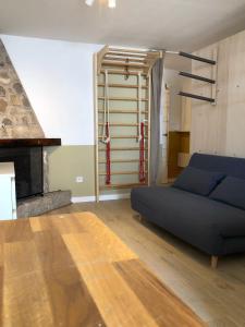 sala de estar con sofá y chimenea en Apartamento con terraza, en San Vicente de la Barquera