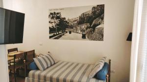 ein Schlafzimmer mit einem Bett und einem Bild an der Wand in der Unterkunft Alla Marina in Cagliari
