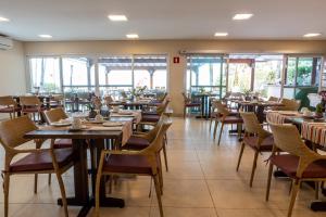 Um restaurante ou outro lugar para comer em Amora Hotel Maresias