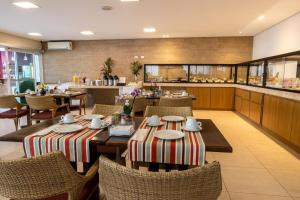 Uma área de estar em Amora Hotel Maresias
