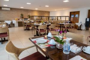 Um restaurante ou outro lugar para comer em Amora Hotel Maresias