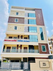 ティルパティにあるDeccan Suites, Tirupatiの夢表面セラピールームを読む看板のある建物