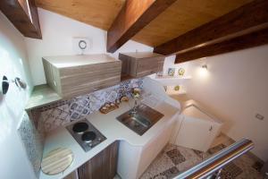 Kuchyňa alebo kuchynka v ubytovaní Casa Vacanze Mareluna